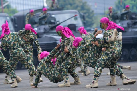 Marinir unjuk kebolehan bela diri militer