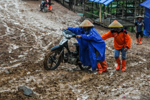Jalanan berlumpur di Lebak Banten menyengsarakan warga