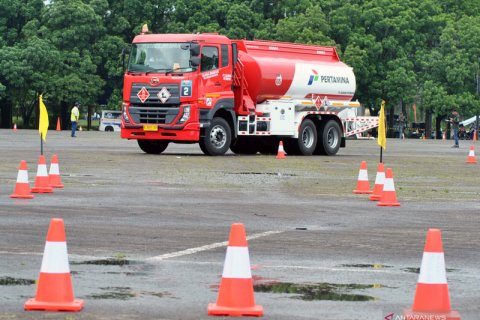 Kompetisi berkendara aman sopir truk tangki BBM