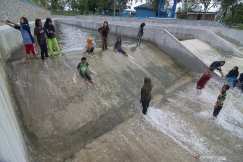 Saluran irigasi menjadi lokasi rekreasi gratisan