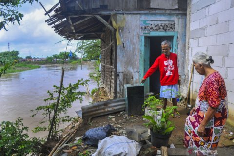 Rumah amblas di bantaran Kali Bekasi