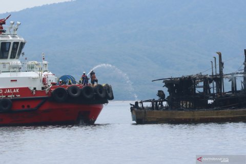 Kapal ikan terbakar di Selat Bali