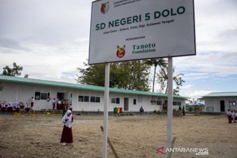 Penyerahan sekolah hasil rekonstruksi