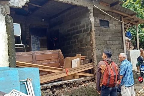 Banjir menyisakan sejumlah bangunan rusak di Cipinang Melayu