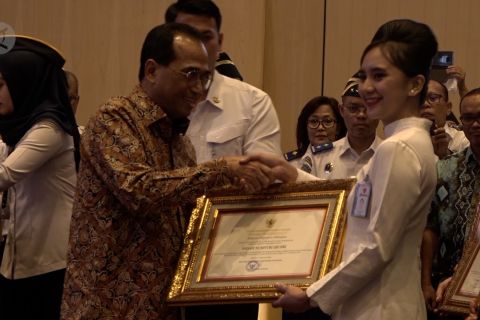Menhub berikan penghargaan kepada 18 awak pesawat Batik Air