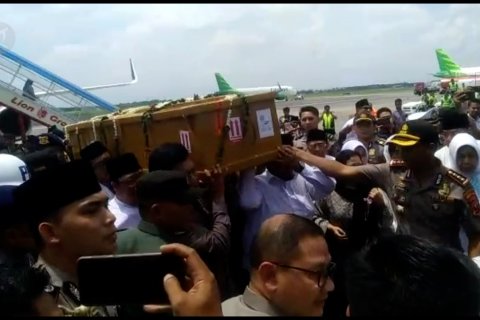 Pejabat Forkopimda Jatim sambut kedatangan jenazah Gus Sholah