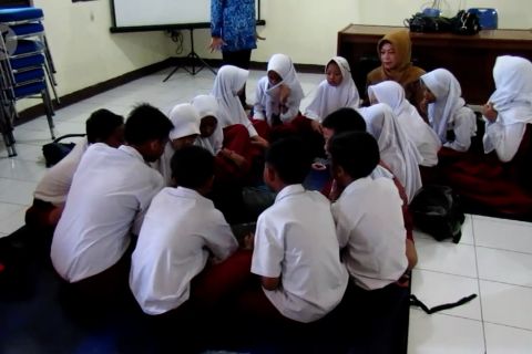 Sekolah kebanjiran, siswa SD Dayeuh Kolot belajar di pengungsian