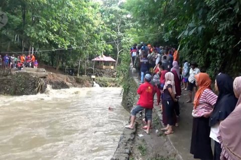 Petugas evakuasi 75 warga terisolasi akibat banjir bandang