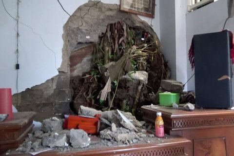 Petugas Jasa Marga perbaiki  saluran air yang tersumbat