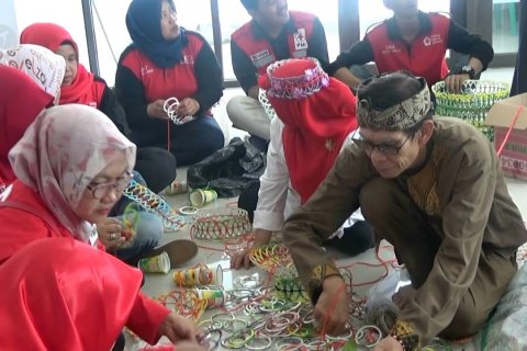 Relawan sibat manfaatkan limbah plastik untuk didaur ulang