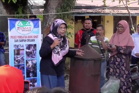 Mengolah sampah menjadi rupiah