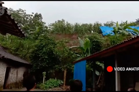 Talut tebing di Magetan longsor, atap 2 rumah rusak