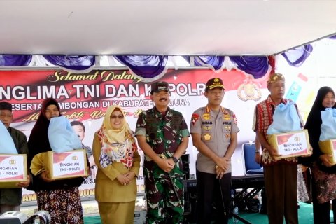 Panglima TNI - Kapolri berikan bantuan untuk warga Natuna