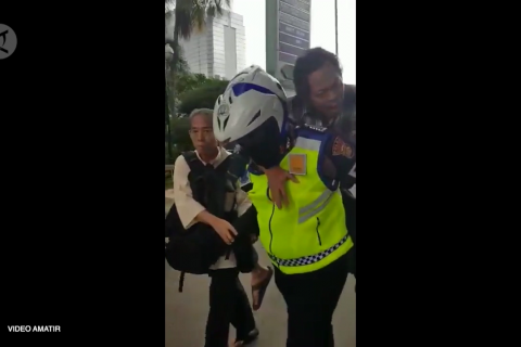 Ombudsman beri penghargaan ke polisi yang gendong penderita jantung