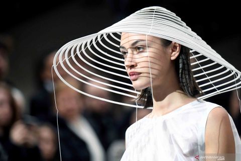 Peragaan busana koleksi Issey Miyake di Paris Fashion Week