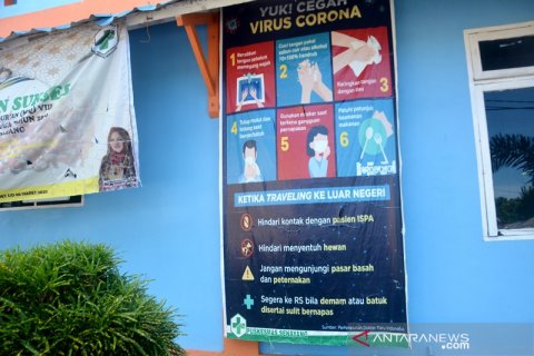 Spanduk peringatan COVID-19 di Desa Senayang Lingga