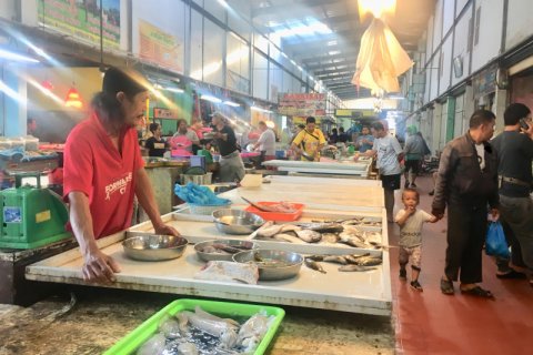 Angin kencang kosongkan lapak ikan pasar di Batam
