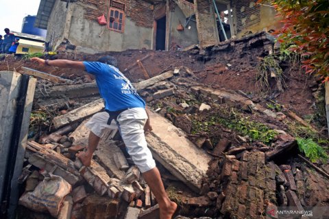 Rumah rusak akibat longsor