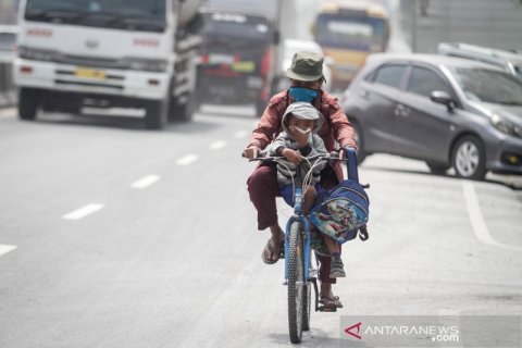 Hujan abu gunung Merapi di Sukoharjo