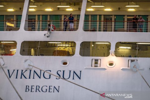 Kapal pesiar Viking Sun sandar sejenak di Semarang