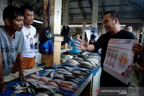 Sosialisasi gerakan cuci tangan pakai sabun di pasar
