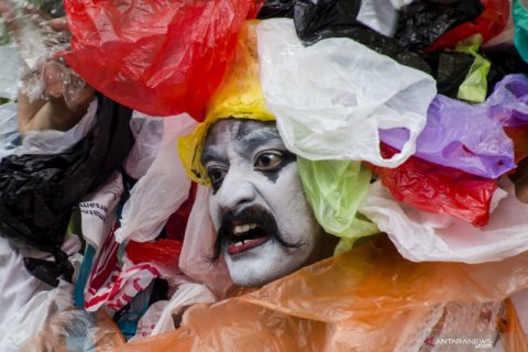 Dialektika tubuh elegi bumi