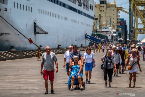 Kapal pesiar MV Columbus bersandar di Semarang