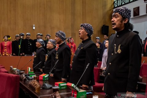 Pelestarian busana adat Jawa gaya Semarangan