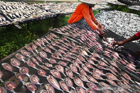 Harga ikan asin naik akibat cuaca buruk