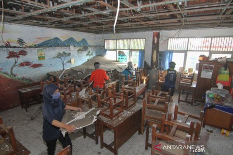 Atap ruang kelas SD Kemiri Muka Depok ambruk