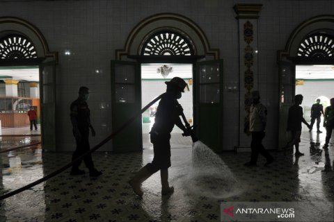 Penyemprotan disinfektan di masjid raya Ganting Padang