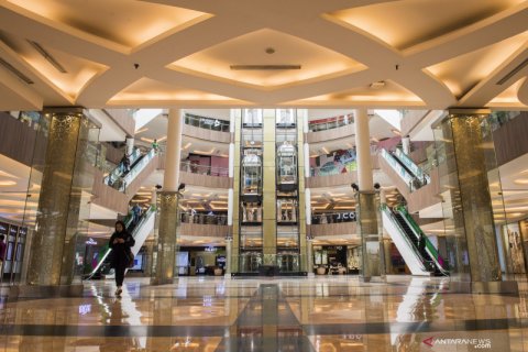 Pusat perbelanjaan sepi pengunjung