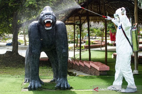 Penyemprotan disinfektan di kawasan wisata Cikao Park Purwakarta