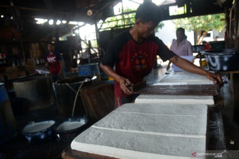 Harga kedelai impor naik, produksi tahu menurun tajam