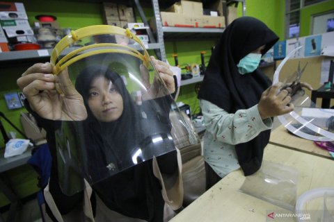 Produksi face shield untuk tenaga medis COVID-19