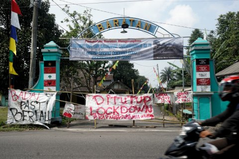 Tutup Akses Masuk Kampung