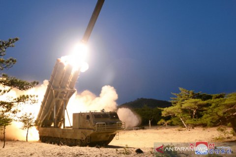 Korea Utara luncurkan "super large multiple rocket"