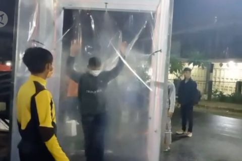 Petugas gabungan periksa pemudik asal Jakarta di perbatasan Kabupaten Kuningan 