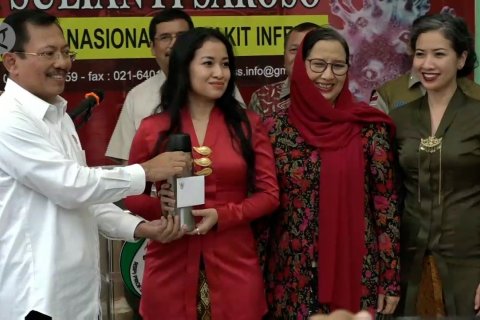 Sembuh dari COVID-19, tiga mantan pasien RSPI Sulianti Saroso dihadiahi jamu dari presiden
