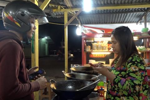 Penjual makanan bertahan dengan mengandalkan pesanan daring