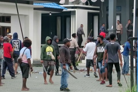 Polisi akan tindak tegas pelaku pembakaran kantor Bupati Waropen