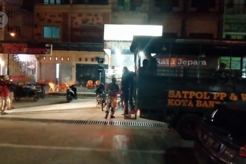 Satpol PP WH bersama TNI Polri bubarkan keramaian