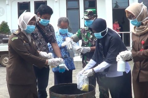 Kejari Batang musnahkan barang bukti dari 76 perkara