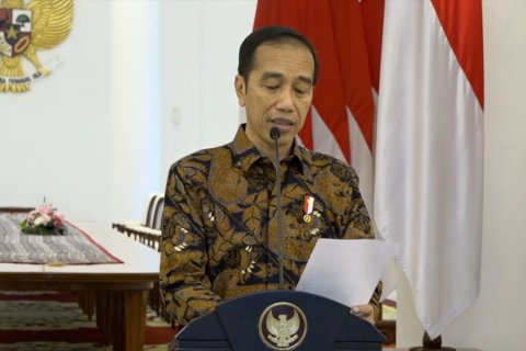 Presiden imbau masyarakat bekerja, belajar, dan beribadah di rumah
