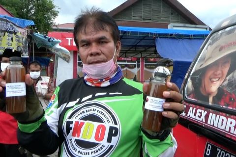 Peduli sesama dengan berbagi jamu dan masker