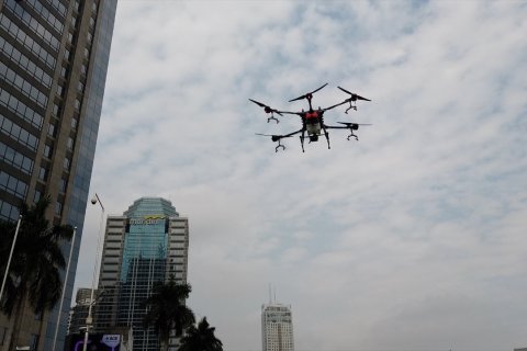 Penyemprotan disinfektan dengan drone diujicobakan di Jaksel