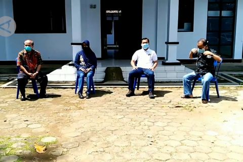 Menggelar rapat di bawah sinar matahari