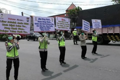 Polwan ajak pengendara hidup sehat sambil joget ubur ubur