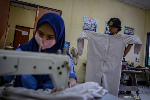 Produksi APD di Tangerang