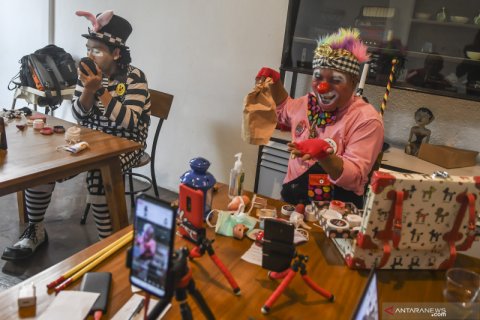 Badut hibur anak melalui medsos